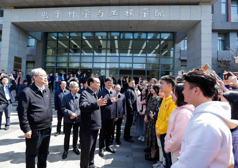 李克強(qiáng)在江蘇考察：深化改革開放 大力推動創(chuàng)新 在發(fā)展中不斷改善民生